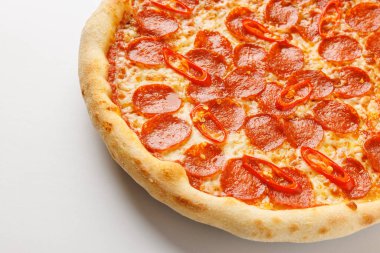 Kırmızı biberli pizza ve beyaz arka planda kırmızı biber dilimleri..