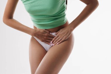 Şiddetli karın ağrısı nedeniyle rahatsızlığı ve rahatsızlığı olan genç bir kadın, beyaz iç çamaşırlı, soyutlanmış beyaz bir geçmişi olan bir kadın, böbrek hastalığı, regl olmuş.