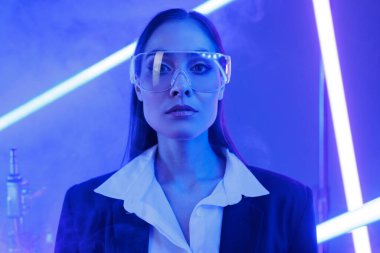 Gelecekteki sanal gerçeklik teknolojisi ya da eğlence sistemi kavramı. HUD arayüzünde bir kadın parladı.