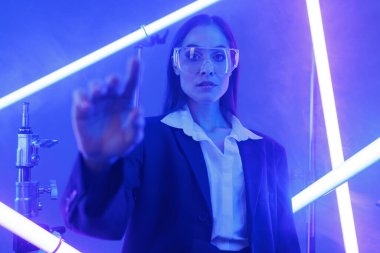 şeffaf gözlüklü sanal kız gelecekteki bir mekanda, neon ışıkları, siber uzay ile çevrili.