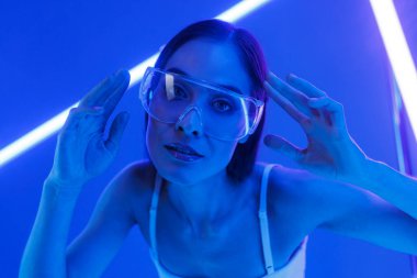 Gelecekteki sanal gerçeklik teknolojisi ya da eğlence sistemi kavramı. HUD arayüzünde bir kadın parladı.