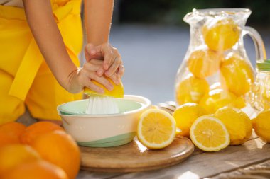 Bir sürahi limonata dilimlenmiş limon ve portakallı, limonata taze, limonata.