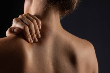 Boyun masajı yapan kadın, boyun ağrısı kavramı osteokondrosis çıkıntısı ve boyun omurgasında fıtık.,