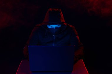 Kapüşonlu Bilgisayar Korsanı. Karanlık Surat. Hacker Attack, Virüs bulaşmış yazılım, Dark Web ve Siber Güvenlik Konsepti .