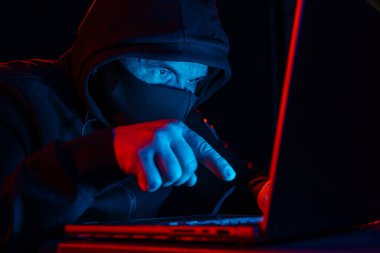 Kapüşonlu Bilgisayar Korsanı. Karanlık Surat. Hacker Attack, Virüs bulaşmış yazılım, Dark Web ve Siber Güvenlik Konsepti .