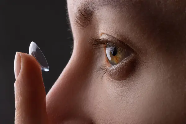 Yumuşak lens takan kız makro, güzellik, görüş, göz doktoru.