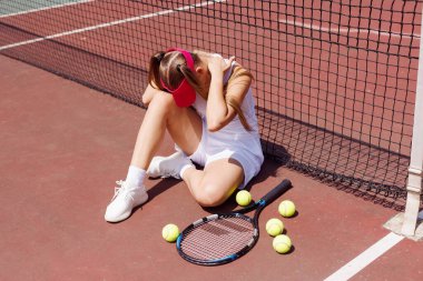 Genç bir tenisçi tenis oynarken yaralandı