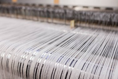 Bir dokuma fabrikasında endüstriyel dokuma makinesi, endüstriyel konsept arka plan