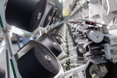 Tekstil fabrikası, dönen üretim hattı, kumaş üretim ekipmanları yakın çekim, dokuma makinesi