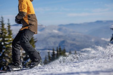 Uçan karlı snowboardculara yakın çekim, seçici odaklanma. Kış sporları