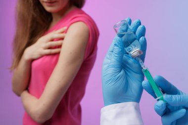 Doktor aşıyı şırıngaya yakın plan çeker. Aşı, aşı ya da hastalıkların önlenmesi grip ya da virüs salgınına karşı, modern tıp