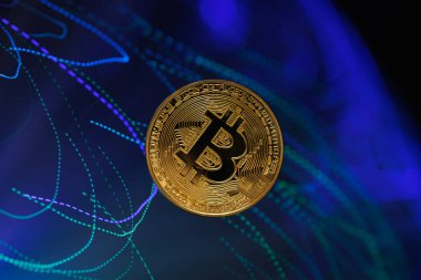 Bitcoin kripto para birimi fütüristik parlayan fiber optik, blok zinciri teknolojisini, dijital finansmanı, merkezi olmayan işlemleri ve yeniliği sembolize eder