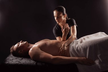 Derin karın masajı terapisi uygulayan terapist organ sağlığı, tansiyon düşüşü ve sağlığını canlandırmak için..