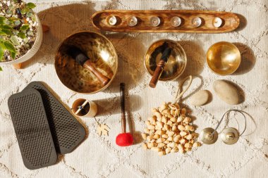 Müzik kaseleri, tütsü, karıncalanma, mumlar ve meditasyon malzemeleri de dahil olmak üzere ruhsal sağIık araçlarının düz uzantısı..