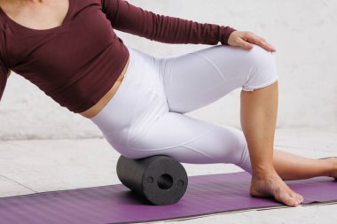 Kas iyileşmesi ve esneme için köpük masajı. Açık hava fitness, esneklik, sağIık ve özgüven. Pilates, yoga ve rehabilitasyon için mükemmel..