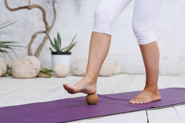 Mantar topuna ayak masajı plantar fasiitis rahatlama, iyileşme, refleksoloji, ağrı terapisi ve dışarıdaki yoga minderinde kendine bakım için..