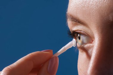 Görme düzeltmesi için lens takan bir kadının makro görüntüsü, daha iyi görme, ve gözlük değiştirme, göz sağlığı ve modern optik bakım üzerine odaklanma.