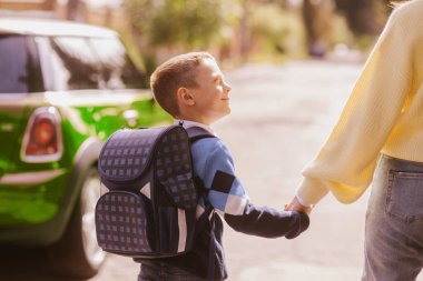 Anne ve çocuk ilk okul gündüz görüşünde
