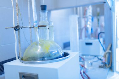 Modern bir araştırma laboratuarı ortamında bilimsel damıtma ve analiz için kimya laboratuvarı kurumu