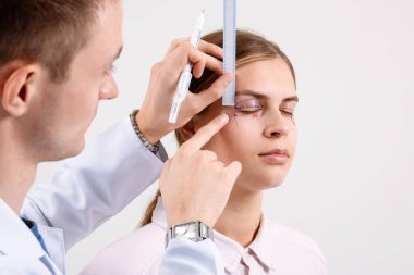 Cerrah izleri ve ölçümleri göz kapakları Blepharoplasty önce kozmetik göz şekli düzeltme hasta hazırlama