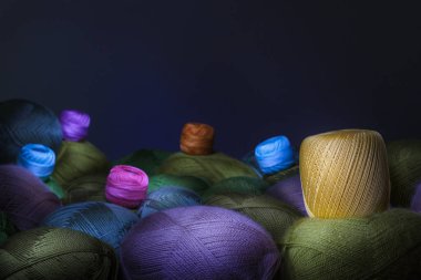 Örgü örmek ve tekstil üretimi için renkli iplik topları el işi ve DIY için yaratıcı arka plan