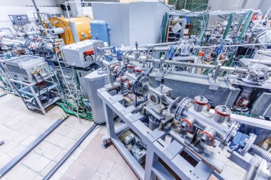 Parçacık hızlandırıcı sistemi ve kuantum fiziği araştırmaları için deneysel aygıtlarla hadron çarpıştırıcı laboratuvarının geniş görünümü