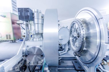 Parçacık fiziği araştırmalarında kullanılan yüksek teknoloji laboratuvarında hadron çarpıştırıcı makinelerinin detaylı makro görüntüsü.