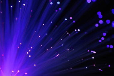 Parlayan ışıklara sahip canlı fiber optik kablolar yüksek hızlı verileri, interneti ve modern iletişim teknolojisini sembolize eder