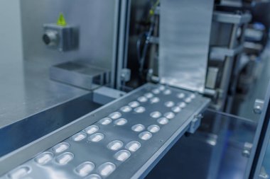 Steril temizlik odasındaki otomatikleştirilmiş ilaç paketleme hattı modern uyuşturucu üretim sürecini gözler önüne seriyor.