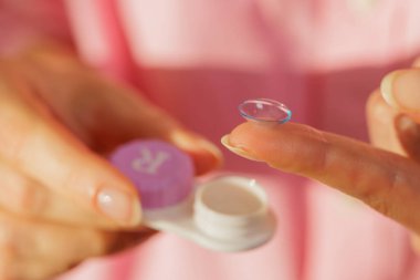 Bir kontakt lensin makro görüntüsü depolu, modern görme düzeltmesi ve optik bakımı temsil eden