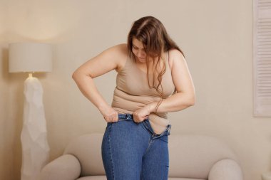 Kotları bağlamakta zorlanan kadın, kilo alma, vücut imajı ve sağlıklı bir yaşam tarzı değişikliği için motivasyon.