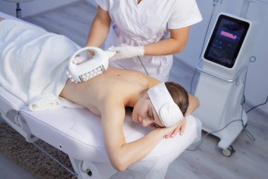 Modern bir profesyonel spa kliniğinde vücut hatları ve rahatlama için selülit karşıtı endosphere terapisi..