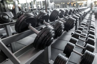 Dambılı modern spor salonu ve fitness, vücut geliştirme ve aktif sağlıklı yaşam tarzı için güçlü eğitim ekipmanları.