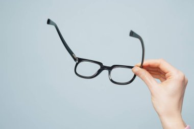 Düşük görüş düzeltmesi için el gözlüğü, modern optik aksesuar, minimal tarz, göz sağlığı konsepti