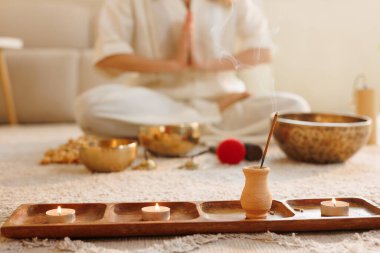 Mumlarla tütsü yakmak ve evde farkındalık, rahatlama ve ruhsal refah için meditasyon kurmak.