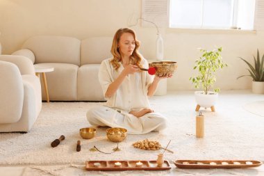 Rahatlama ve farkındalık için evde müzik kasesi, mum ve sağIık ayini ile meditasyon seansı