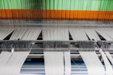 Yün büküm, çalı çırpı ve kamış üretimi, sanayi ve otomasyon temaları için ideal modern dokuma tezgahlarına yakından bakın..