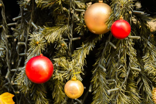 Close Foto Horizontal Uma Árvore Natal Decorada Com Bolas Natal — Fotografia de Stock