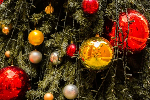 Close Foto Horizontal Uma Árvore Natal Decorada Livre Com Bolas — Fotografia de Stock