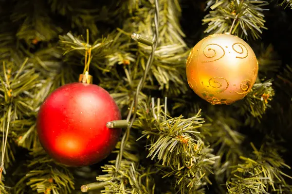 Close Foto Horizontal Duas Bolas Natal Uma Árvore — Fotografia de Stock