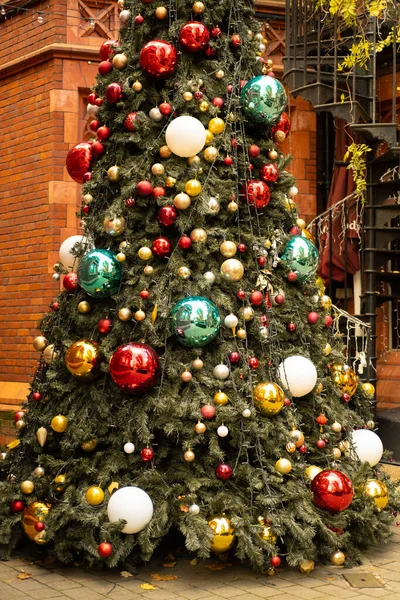 Vista Vertical Parcial Uma Árvore Natal Decorada Livre — Fotografia de Stock
