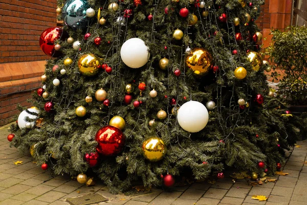 Vista Parcial Base Uma Árvore Natal Decorada Livre — Fotografia de Stock