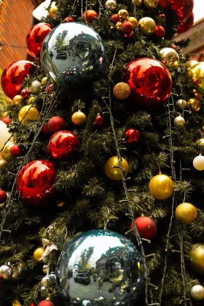 Vista Vertical Parcial Uma Árvore Natal Decorada Livre — Fotografia de Stock