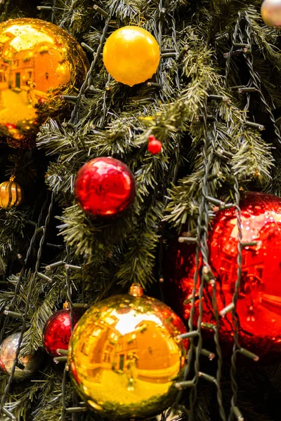 Close Foto Vertical Uma Árvore Natal Decorada Livre Com Bugigangas — Fotografia de Stock