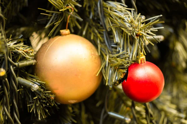 クリスマスボールが飾られたクリスマスツリーのクローズアップ水平写真 — ストック写真