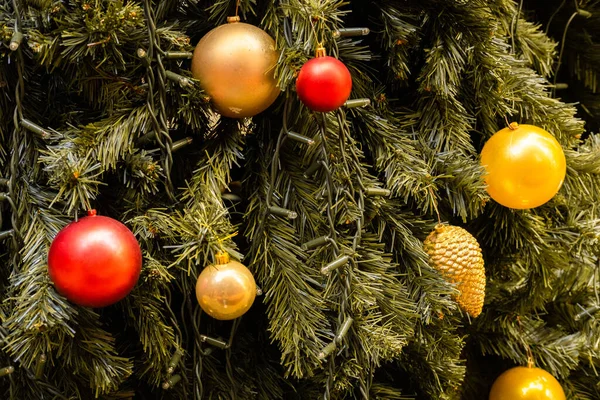 Close Foto Horizontal Uma Árvore Natal Decorada Com Bugigangas Cone — Fotografia de Stock