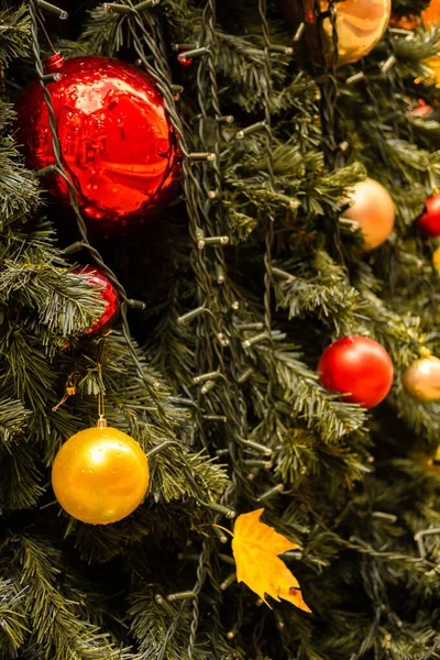 Close Foto Vertical Uma Árvore Natal Decorada Com Bolas Uma — Fotografia de Stock