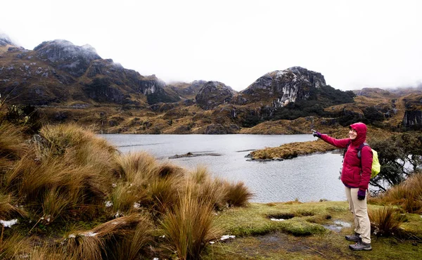 Turistka Ukazující Obzor Dívající Kameru Národním Parku Cajas Ekvádoru — Stock fotografie