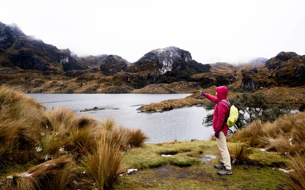 Turista Ukazující Obzor Národním Parku Cajas Vysočině Ekvádoru — Stock fotografie