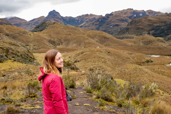 Usměvavá Turistka Nádherným Výhledem Národního Parku Cajas Vysočině Ekvádor Cuenca — Stock fotografie